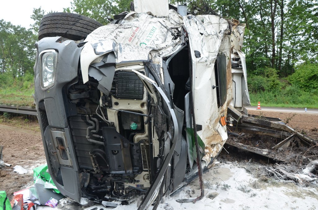 LKW umgestuerzt A 1 Rich Saarbruecken P058.JPG